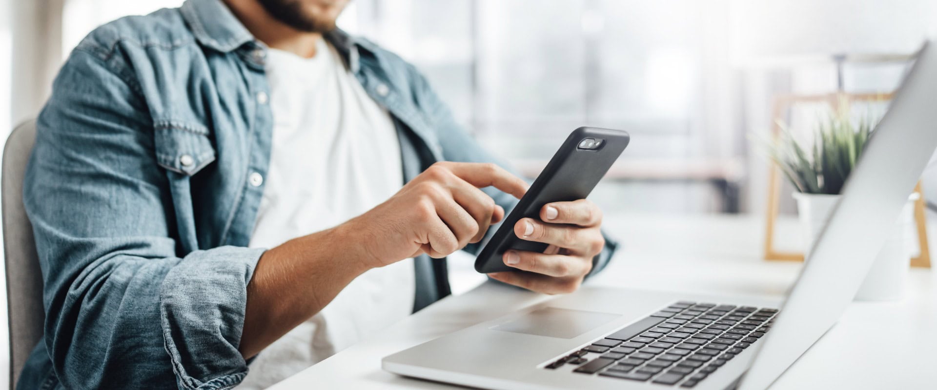 Junger Mann mit Smartphone in den Händen. Moderner Geschäftsmann bei su